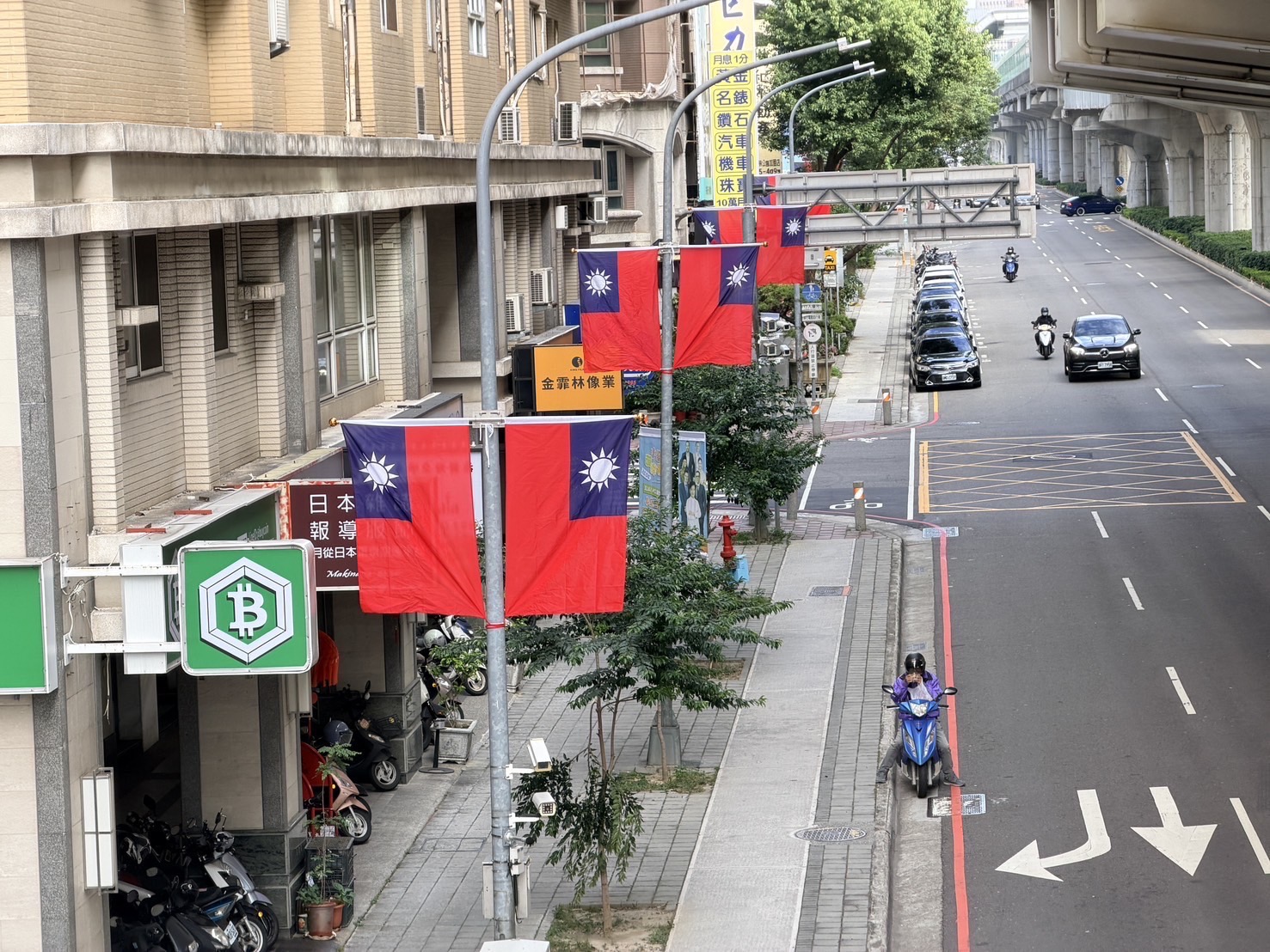 05 %E6%AD%A4%E6%AC%A1%E5%9C%8B%E6%97%97%E6%87%B8%E6%8E%9B%E7%89%B9%E5%88%A5%E6%94%B9%E6%8E%A1 %E9%9B%99%E5%B9%85%E5%9E%82%E7%9B%B4%E6%87%B8%E6%8E%9B %E6%96%B9%E5%BC%8F %E6%95%B4%E9%AB%94%E8%A6%96%E8%A6%BA%E6%9B%B4%E7%82%BA%E9%86%92%E7%9B%AE%E5%A4%A7%E6%96%B9