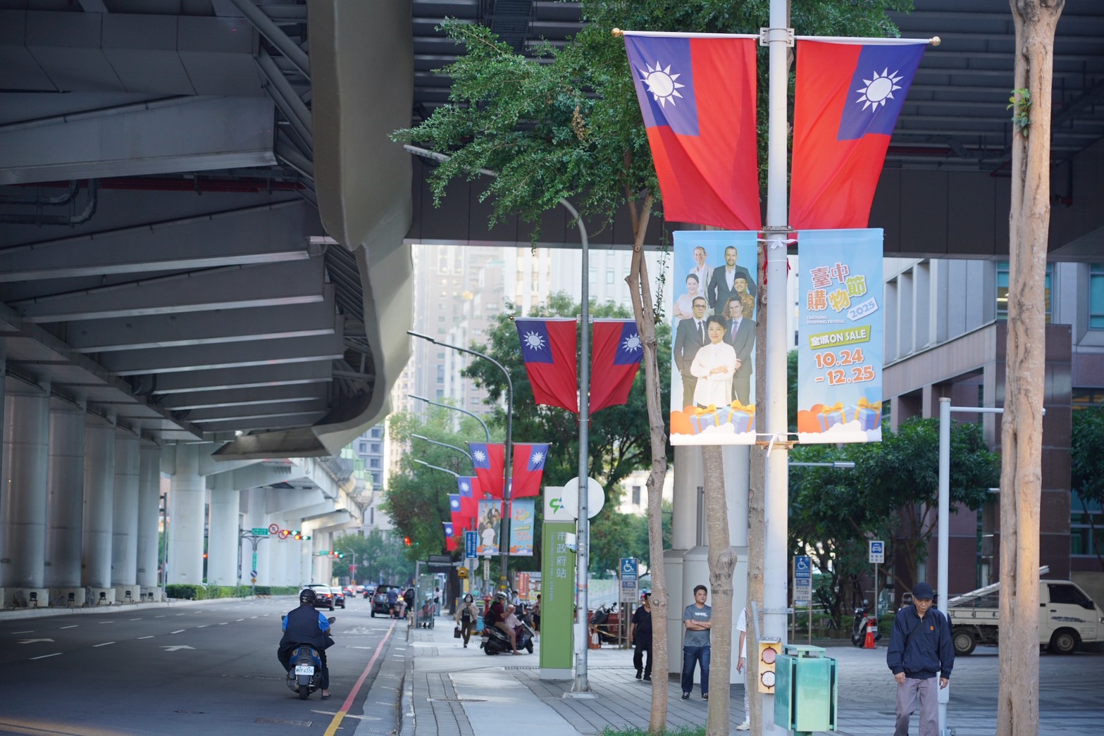 03 %E5%8F%B0%E4%B8%AD%E5%B8%82%E6%96%87%E5%BF%83%E8%B7%AF%E6%B2%BF%E7%B7%9A%E6%BB%BF%E6%8E%9B%E7%9A%84%E5%9C%8B%E6%97%97 %E7%82%BA%E5%9F%8E%E5%B8%82%E7%87%9F%E9%80%A0%E5%A4%A7%E5%9E%8B%E6%85%B6%E5%85%B8%E6%B0%9B%E5%9C%8D