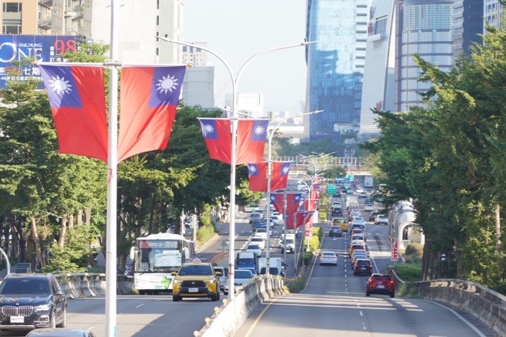 04 %E5%8F%B0%E7%81%A3%E5%A4%A7%E9%81%93%E7%82%BA%E5%8F%B0%E4%B8%AD%E5%B8%82%E6%9C%80%E9%87%8D%E8%A6%81%E7%9A%84%E4%B8%BB%E8%A6%81%E9%81%93%E8%B7%AF %E5%B8%82%E5%BA%9C%E5%9C%A8%E6%B2%BF%E7%B7%9A%E6%8E%9B%E6%BB%BF%E5%9C%8B%E6%97%97 %E7%82%BA%E5%8F%B0%E4%B8%AD%E5%B8%82%E8%A1%97%E5%8D%80%E5%B8%B6%E4%BE%86%E7%86%B1%E9%AC%A7%E6%B0%9B