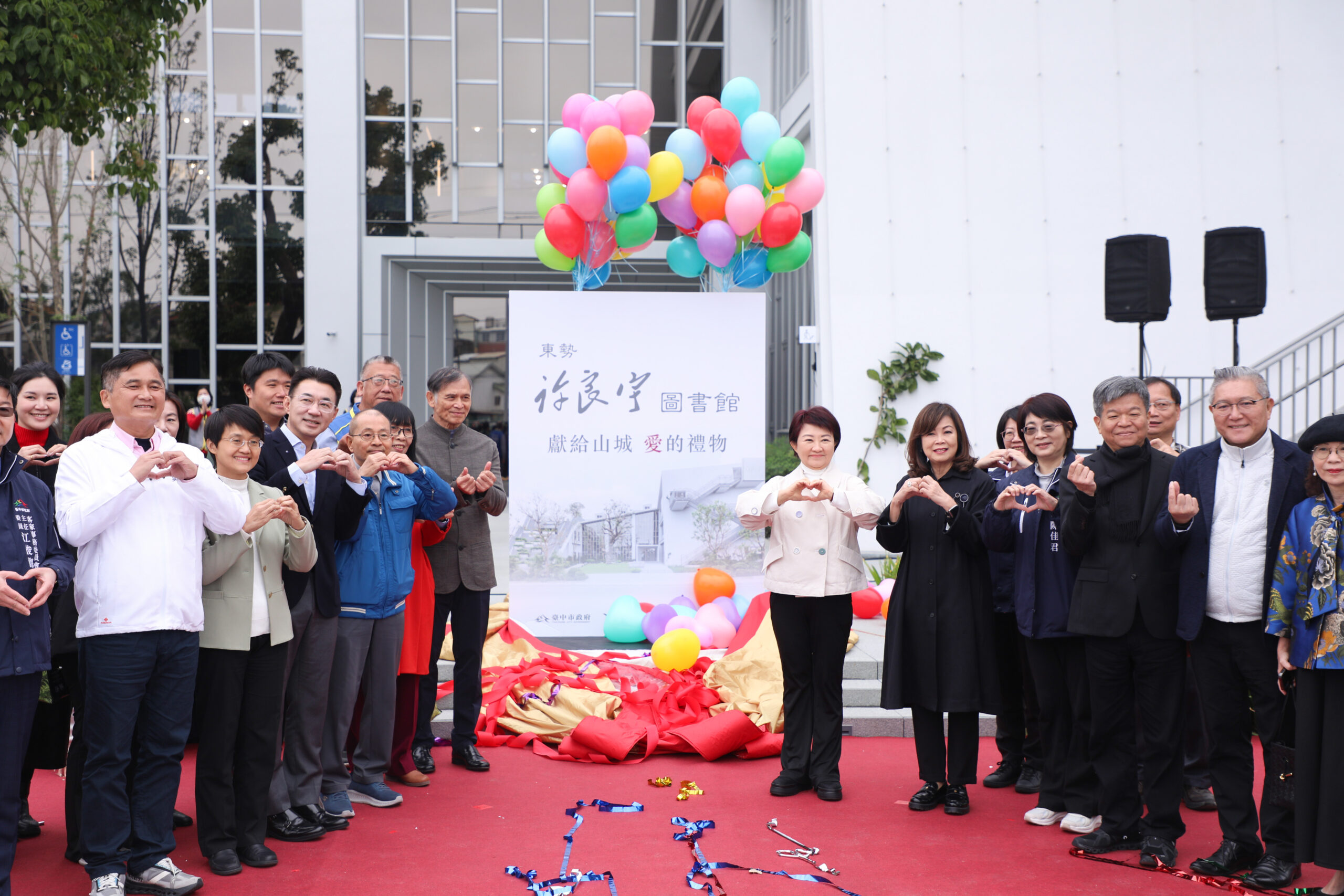 慈善的光環與制度缺失陰影? 東勢圖書館揭示文化資源失衡 12 %E7%8D%BB%E7%B5%A6%E5%B8%82%E6%B0%91 %E6%84%9B%E7%9A%84%E7%A6%AE%E7%89%A9 %E6%9D%B1%E5%8B%A2 %E8%A8%B1%E8%89%AF%E5%AE%87%E5%9C%96%E6%9B%B8%E9%A4%A8 3 scaled