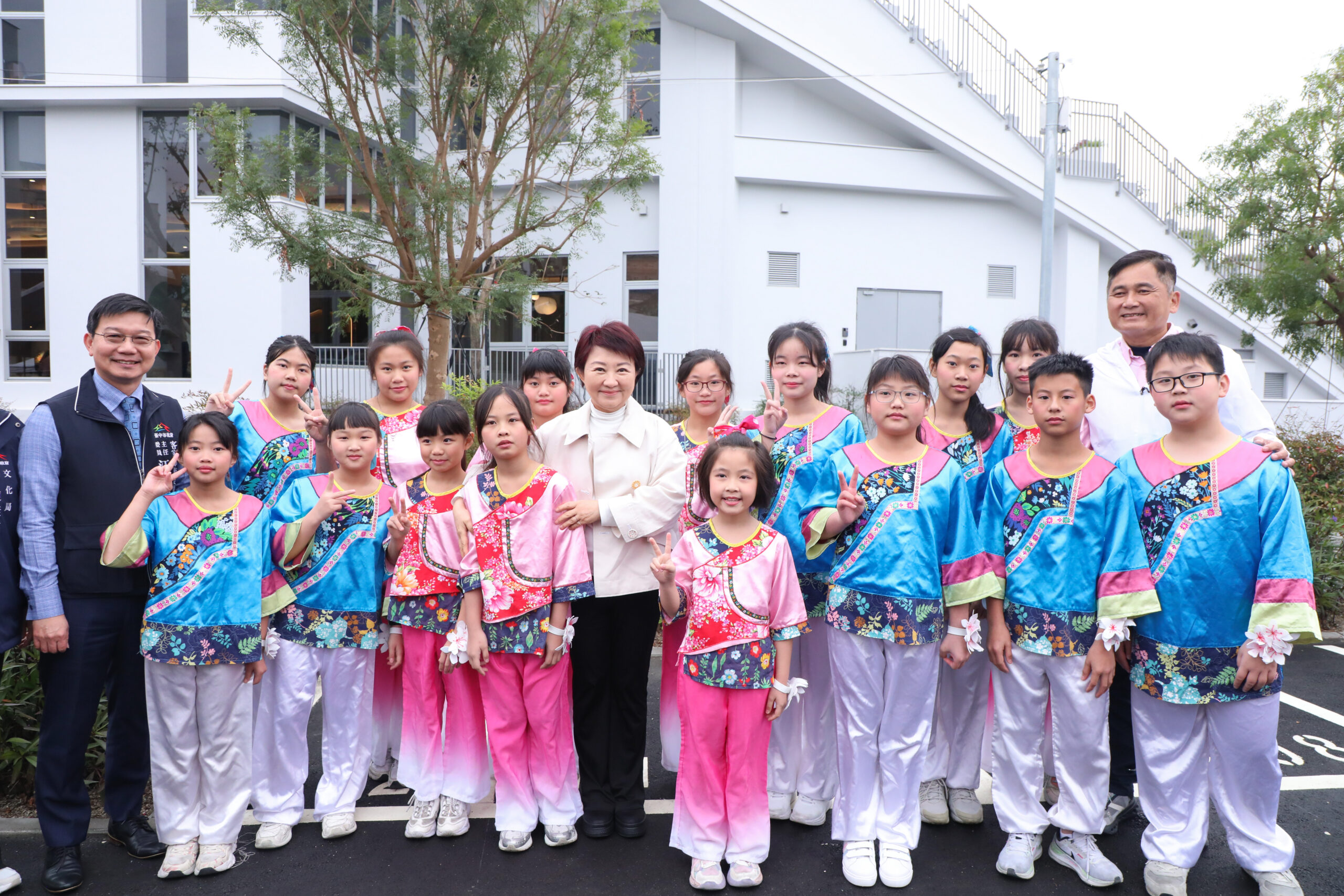 慈善的光環與制度缺失陰影? 東勢圖書館揭示文化資源失衡 16 %E7%8D%BB%E7%B5%A6%E5%B8%82%E6%B0%91 %E6%84%9B%E7%9A%84%E7%A6%AE%E7%89%A9 %E6%9D%B1%E5%8B%A2 %E8%A8%B1%E8%89%AF%E5%AE%87%E5%9C%96%E6%9B%B8%E9%A4%A8 5 scaled