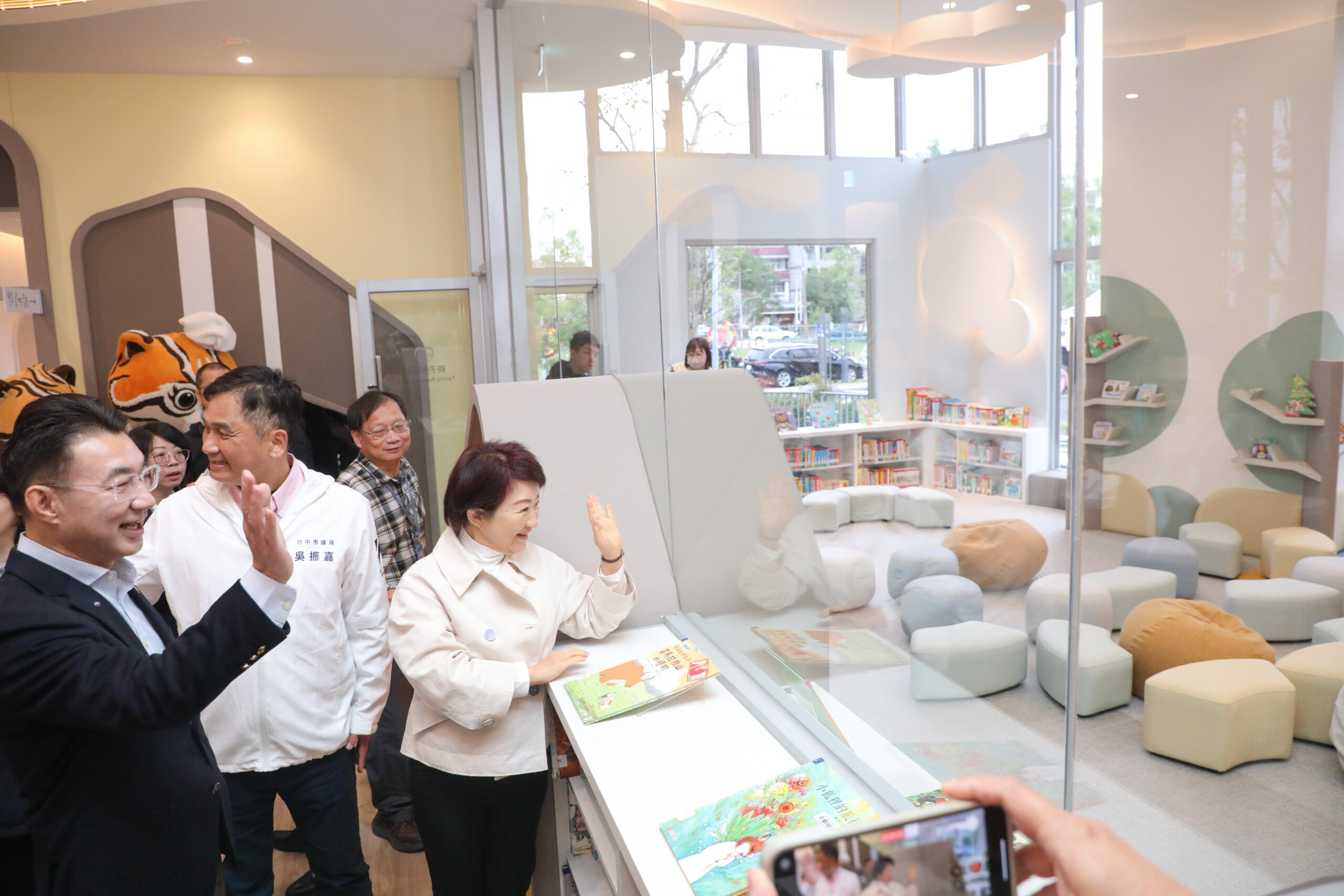 慈善的光環與制度缺失陰影? 東勢圖書館揭示文化資源失衡 17 %E7%8D%BB%E7%B5%A6%E5%B8%82%E6%B0%91 %E6%84%9B%E7%9A%84%E7%A6%AE%E7%89%A9 %E6%9D%B1%E5%8B%A2 %E8%A8%B1%E8%89%AF%E5%AE%87%E5%9C%96%E6%9B%B8%E9%A4%A8 6 scaled