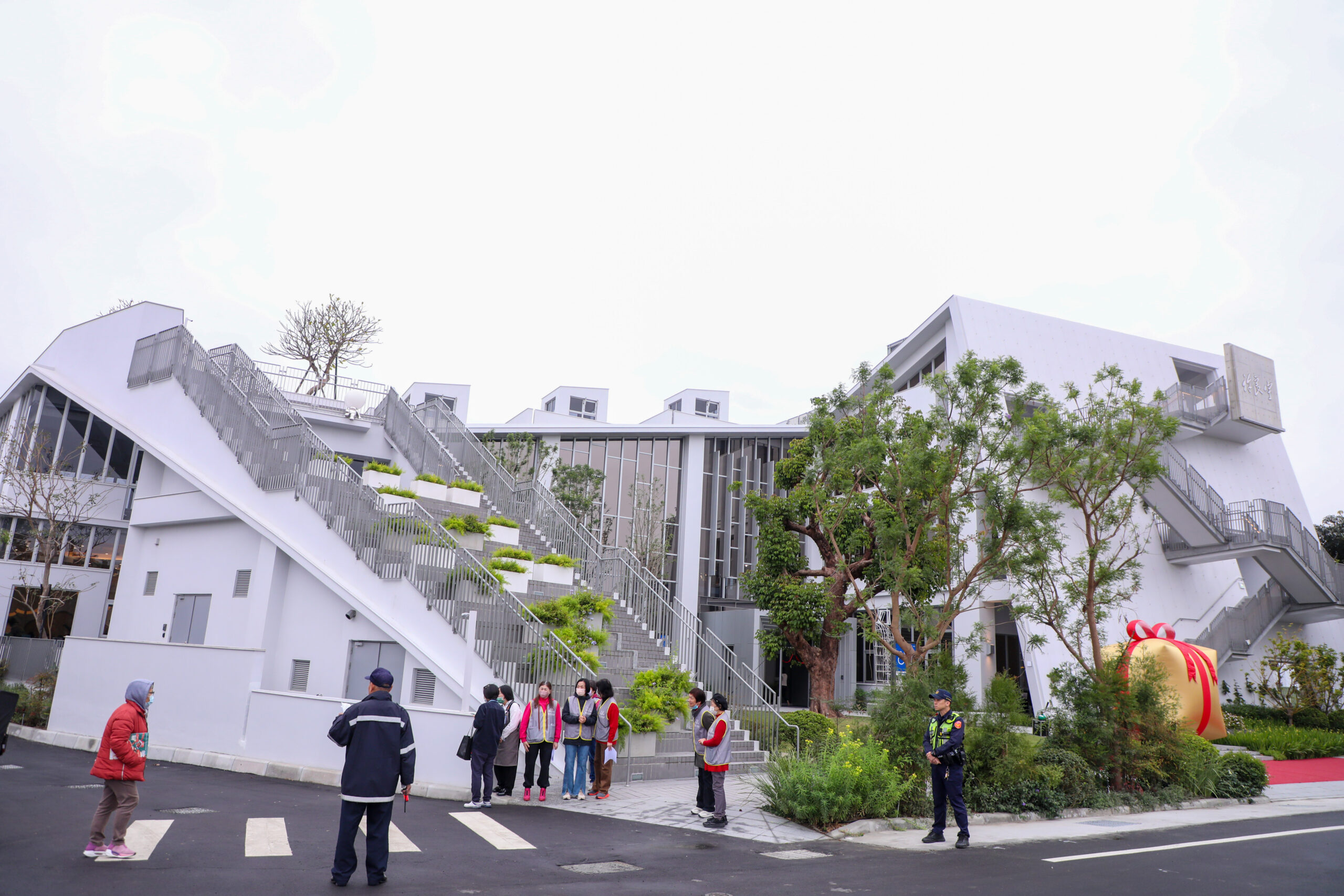 慈善的光環與制度缺失陰影? 東勢圖書館揭示文化資源失衡 21 %E7%8D%BB%E7%B5%A6%E5%B8%82%E6%B0%91 %E6%84%9B%E7%9A%84%E7%A6%AE%E7%89%A9 %E6%9D%B1%E5%8B%A2 %E8%A8%B1%E8%89%AF%E5%AE%87%E5%9C%96%E6%9B%B8%E9%A4%A8 10 scaled