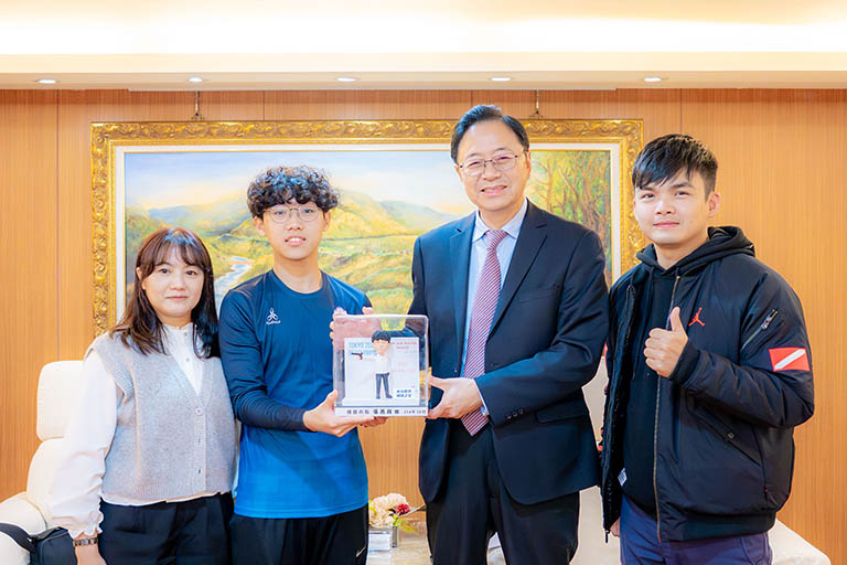 張市長接見達福林匹克運動會射擊銀牌選手許明睿 肯定為國爭光展現桃園體育實力 2 20251226180444 1bafc000