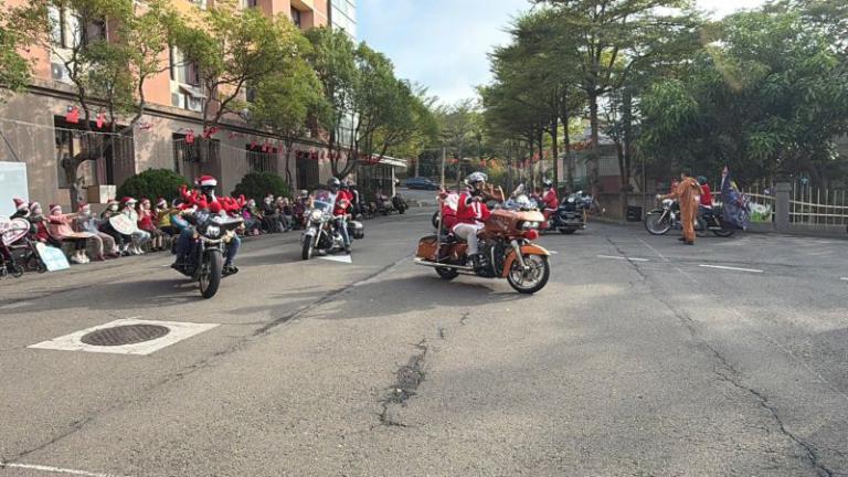 百位重機騎士進軍新竹榮家報佳音 陪伴長輩歡度聖誕 4 20251227182839 64d3fbd8