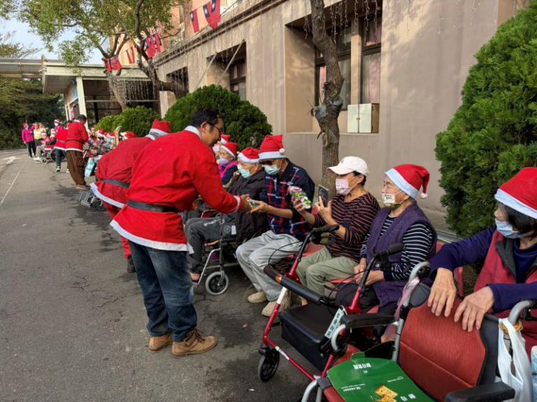 百位重機騎士進軍新竹榮家報佳音 陪伴長輩歡度聖誕 5 20251227182953 ad8e4f27