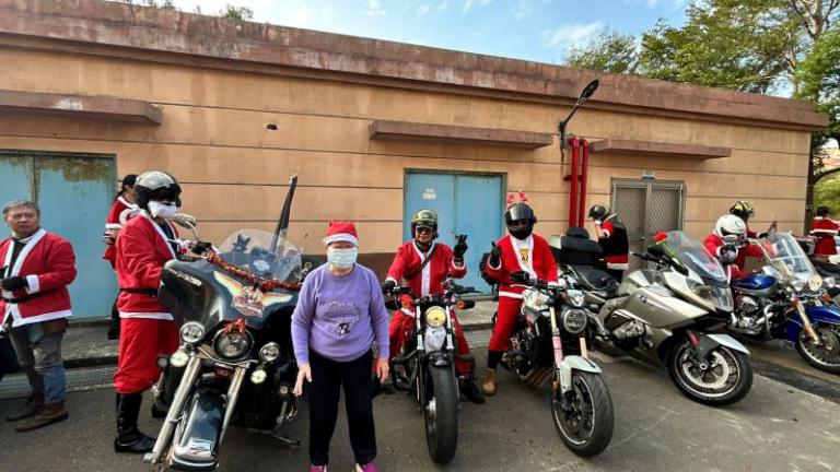 百位重機騎士進軍新竹榮家報佳音 陪伴長輩歡度聖誕 6 20251227183038 ac2c0776