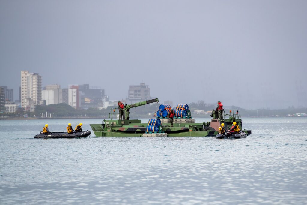 共軍遠程火箭對北部實彈射擊24浬目標區 第三作戰區實施河道阻絕設置演練 11 S 72056921 1024x683 1