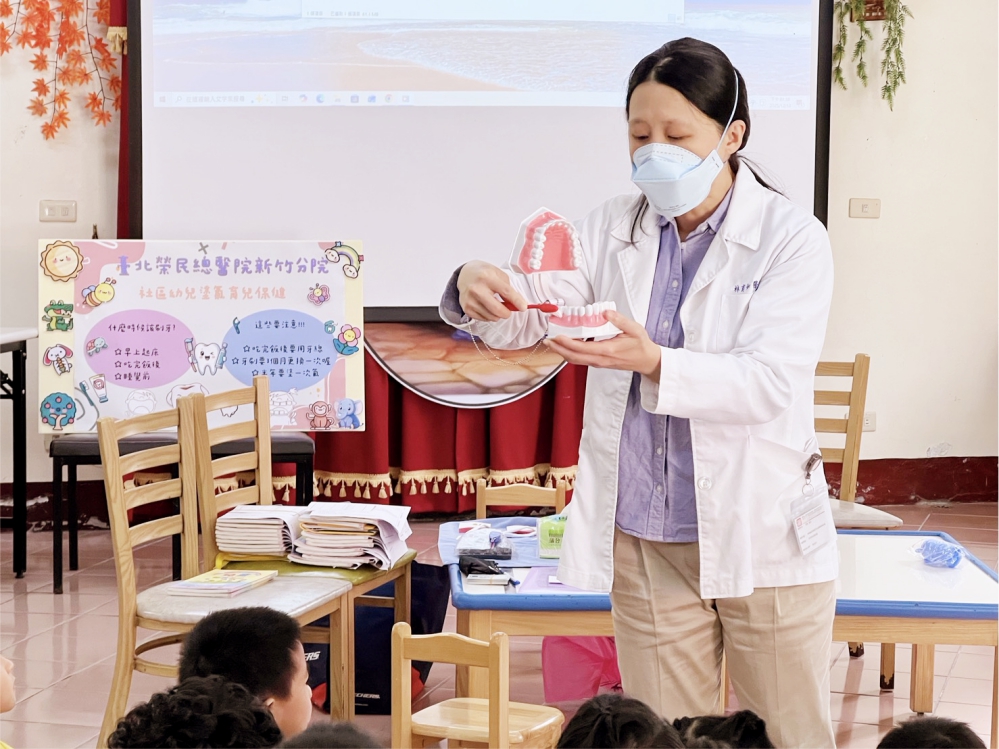 %E5%9C%964%E6%9E%97%E8%82%B2%E5%A6%82%E9%86%AB%E5%B8%AB%E9%80%B2%E8%A1%8C%E5%8F%A3%E8%85%94%E4%BF%9D%E5%81%A5%E5%AE%A3%E5%B0%8E%E5%8F%8A%E7%89%99%E9%BD%92%E5%A1%97%E6%B0%9F Fotor