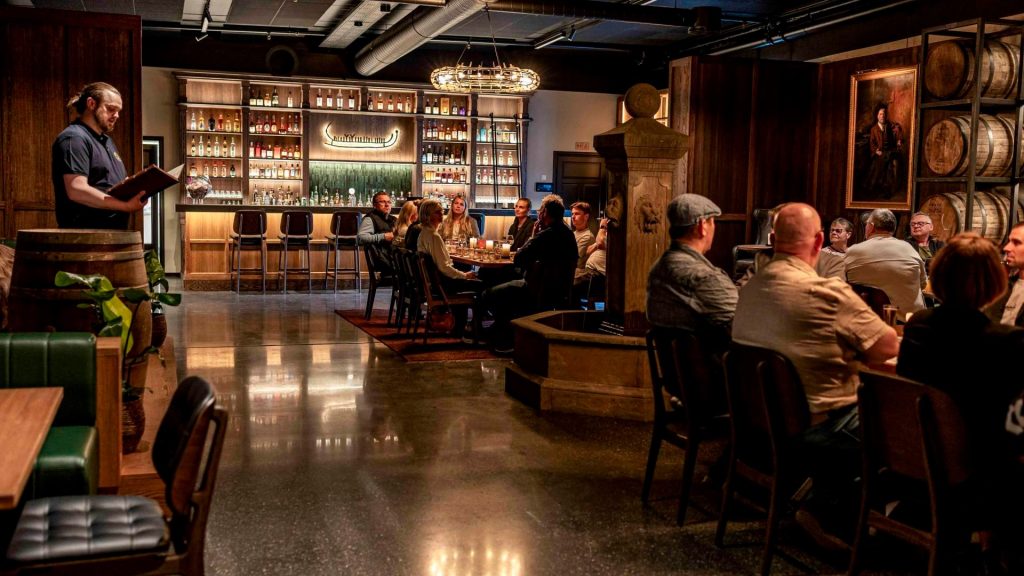 No 250019 4 Whisky testing %E4%BE%86%E6%BA%90 Visit Norway 1024x576 1