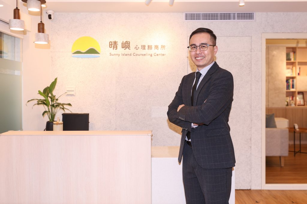 %E5%9C%962 %E6%99%B4%E5%B6%BC%E8%AB%AE%E5%95%86%E6%89%80%E9%A6%96%E4%BB%BB%E6%89%80%E9%95%B7%E5%BC%B5%E7%B6%AD%E5%AE%8F%E4%BE%86%E8%87%AA%E7%99%8C%E7%97%87%E5%AE%B6%E5%BA%AD%E7%8E%87%E9%A0%98%E5%85%AB%E6%88%90%E5%85%B7%E7%99%8C%E5%8F%8B%E6%88%96%E5%AE%B6%E5%B1%AC%E8%83%8C%E6%99%AF%E7%9A%84%E5%BF%83%E7%90%86%E5%B8%AB%E5%9C%98%E9%9A%8A%E4%BB%A5%E6%B7%B1%E5%88%BB%E5%90%8C%E7%90%86%E7%B5%90%E5%90%88%E5%B0%88%E6%A5%AD%E9%99%AA%E4%BC%B4%E6%BA%AB%E6%9F%94%E6%8E%A5%E4%BD%8F%E6%AF%8F%E4%B8%80%E4%BD%8D%E6%B1%82%E5%8A%A9%E7%99%8C%E5%8F%8B%E6%88%90%E7%82%BA%E6%9C%80%E5%AE%89%E5%BF%83%E7%9A%84%E5%BF%83%E7%90%86%E6%94%AF%E6%8C%81%E5%BE%8C%E7%9B%BE%E5%8F%B0%E7%81%A3 1024x683 1