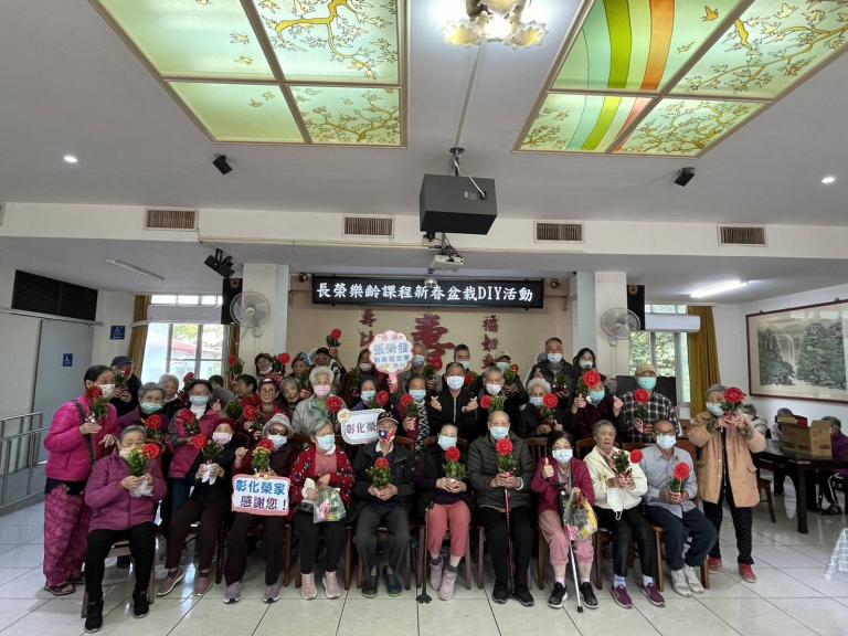 彰化榮家辦理園藝DIY活動 王雅玲老師引領長輩以巧手迎春 4 20260107000416 64f63602