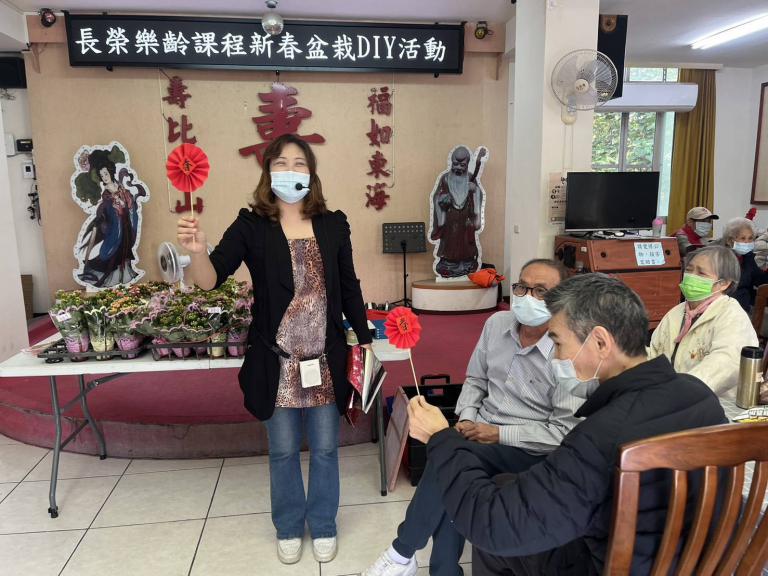 彰化榮家辦理園藝DIY活動 王雅玲老師引領長輩以巧手迎春 5 20260107000428 df7f6e03
