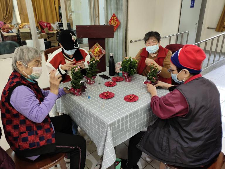 彰化榮家辦理園藝DIY活動 王雅玲老師引領長輩以巧手迎春 6 20260107000440 7afcc948