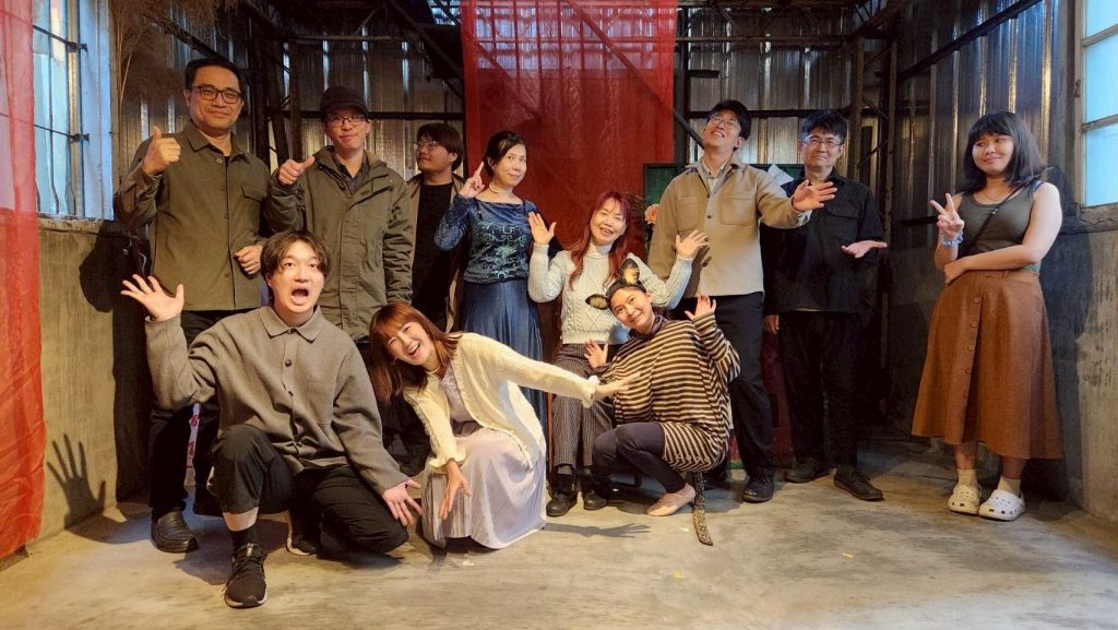 %E9%99%B3%E4%B8%AD%E7%B5%B1%E9%86%AB%E5%B8%AB %E8%88%87%E7%99%BD%E8%89%B2%E5%85%B1%E8%88%9E%E7%9A%84%E6%97%A5%E5%AD%90%E5%8F%83%E8%88%87%E4%BA%BA%E5%93%A1%E9%A0%91%E7%9F%B3%E5%8A%87%E5%9C%98%E6%8F%90%E4%BE%9B 1024x577 1