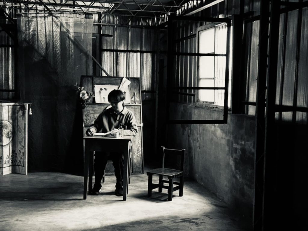 %E5%8A%87%E7%85%A7 %E9%AB%98%E8%8B%A6%E8%8C%B6%E6%94%9D%E5%BD%B1 %E9%A0%91%E7%9F%B3%E5%8A%87%E5%9C%98%E6%8F%90%E4%BE%9B 1024x768 1