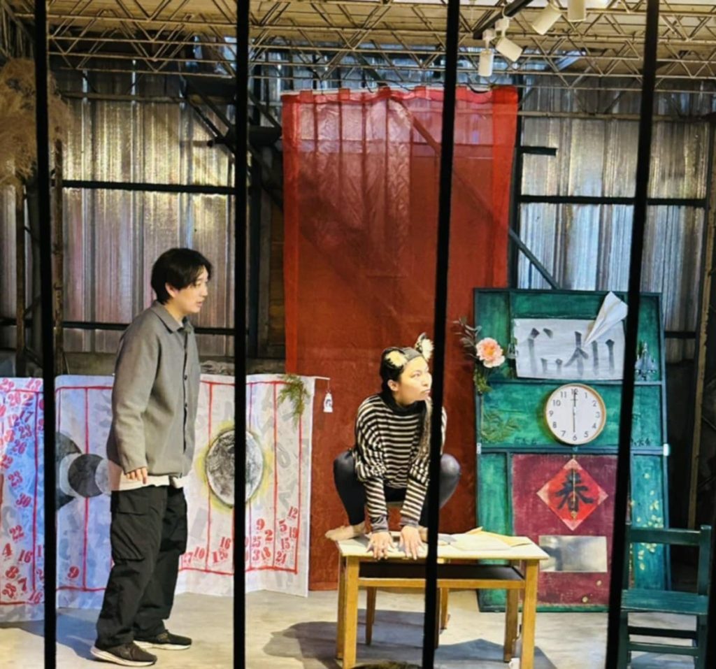 %E5%8A%87%E7%85%A7%E9%AB%98%E8%8B%A6%E8%8C%B6%E6%94%9D%E5%BD%B1%E9%A0%91%E7%9F%B3%E5%8A%87%E5%9C%98%E6%8F%90%E4%BE%9B 1024x957 1