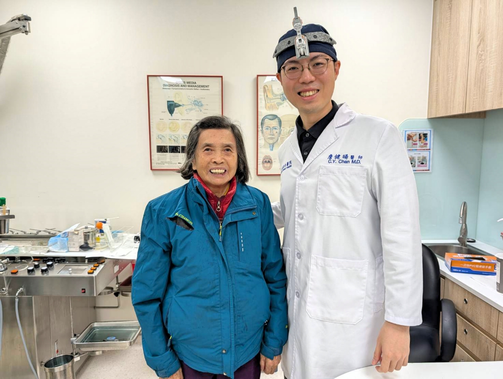 %E5%9C%961%E6%96%B0%E7%AB%B990%E6%AD%B2%E9%AB%98%E9%BD%A1%E9%98%BF%E5%AC%A4%E5%A4%9A%E5%B9%B4%E4%BE%86%E6%B7%B1%E5%8F%97%E6%85%A2%E6%80%A7%E9%BC%BB%E7%AB%87%E7%82%8E%E5%9A%B4%E9%87%8D%E9%BC%BB%E6%B6%95%E5%80%92%E6%B5%81%E6%89%80%E5%9B%B0%E6%93%BE%E5%9B%A0%E9%AB%98%E9%BD%A1%E6%89%8B%E8%A1%93%E5%A4%9A%E6%AC%A1 Fotor