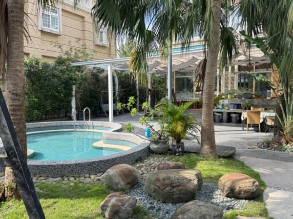 茼心瑩民宿坐擁柯林湧泉與安農溪第一排水岸景觀，白天可賞潺潺水色，夜晚感受靜謐自然氛圍，打造宜蘭少見的雙水岸度假體驗。