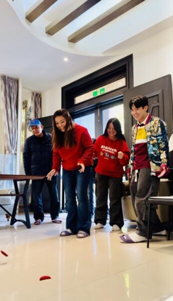 過年限定「擲筊過三關」活動增添年節趣味，入住旅客依擲筊結果享有折扣或神秘好禮，讓住宿體驗充滿儀式感與驚喜。