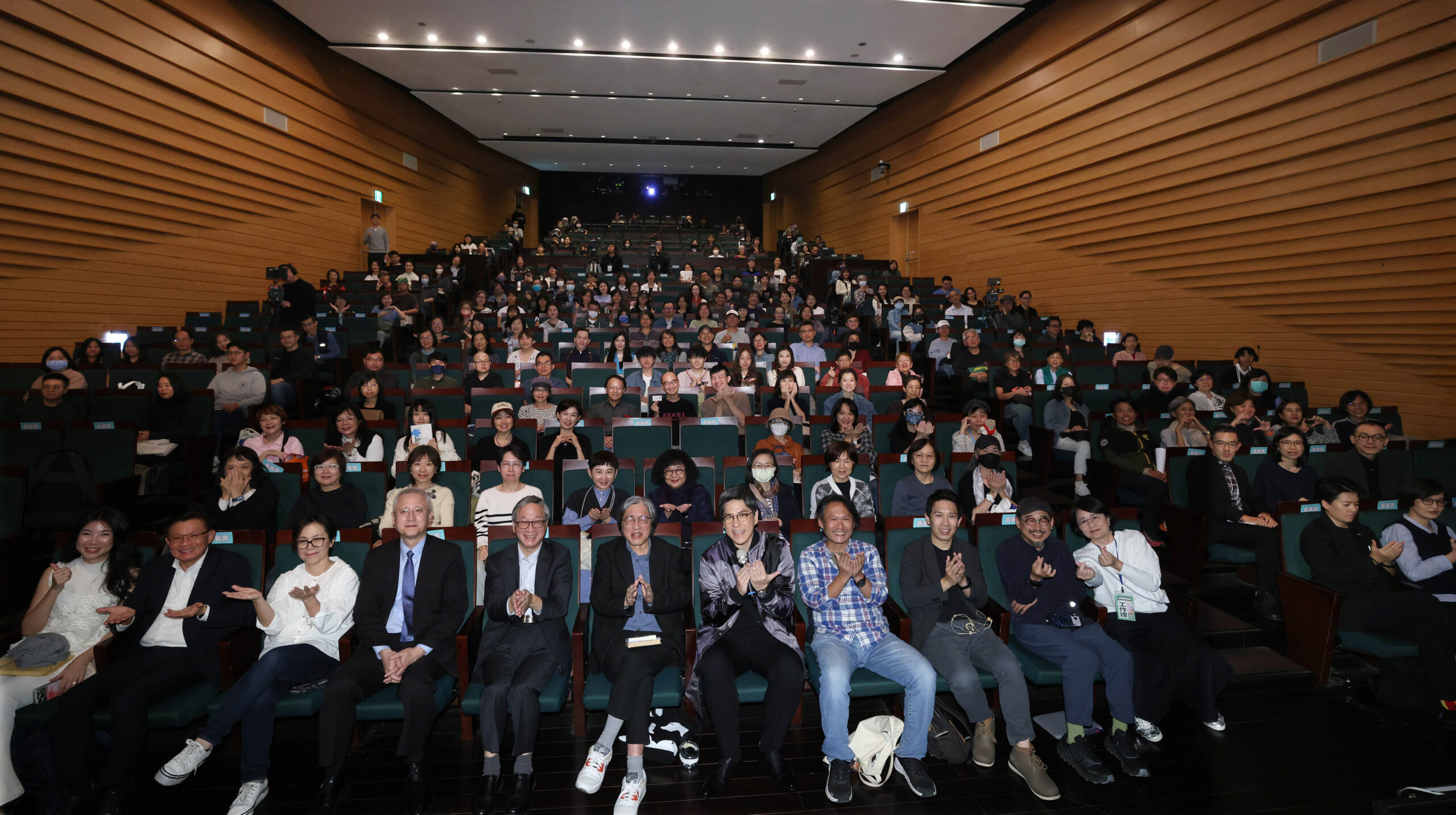 02 %E6%96%87%E5%8C%96%E9%83%A8%E9%95%B7%E6%9D%8E%E9%81%A0%E8%88%87%E4%B8%BB%E8%BE%A6%E5%96%AE%E4%BD%8D%E8%AC%9B%E8%80%85%E4%B8%BB%E6%8C%81%E4%BA%BA%E8%88%87%E6%84%9B%E6%9B%B8%E4%BA%BA%E5%90%88%E5%BD%B1 %E5%9C%96%E7%89%87%E6%8F%90%E4%BE%9B %E5%85%AC%E8%A6%96 scaled