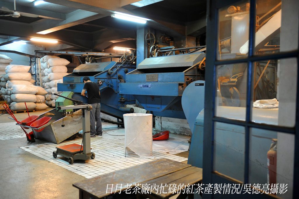 %E6%97%A5%E6%9C%88%E8%80%81%E8%8C%B6%E5%BB%A0%E5%85%A7%E5%BF%99%E7%A2%8C%E7%9A%84%E7%B4%85%E8%8C%B6%E7%94%A2%E8%A3%BD%E6%83%85%E6%B3%81 1024x682 1