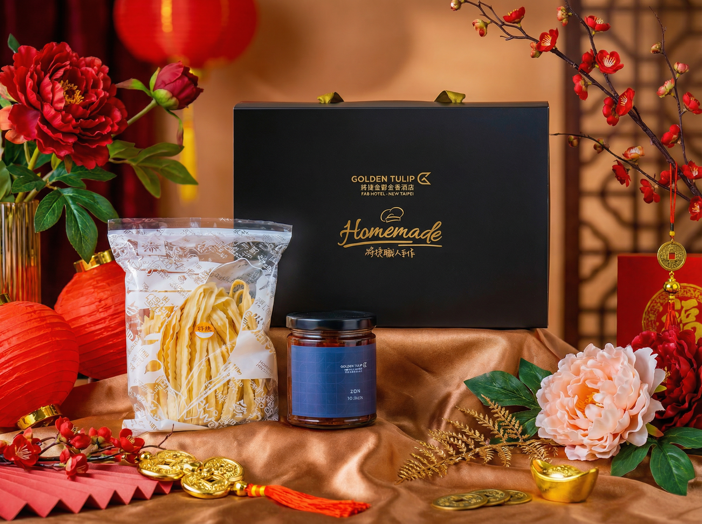 ▲圖二禮盒內包含主廚特製極品干貝XO醬搭配以南瓜泥入麵製成的蘆薈蕾絲麵圖-將捷金鬱金香酒店提供 - 報新聞 Mega News %E5%9C%96%E4%BA%8C%E7%A6%AE%E7%9B%92%E5%85%A7%E5%8C%85%E5%90%AB%E4%B8%BB%E5%BB%9A%E7%89%B9%E8%A3%BD%E6%A5%B5%E5%93%81%E5%B9%B2%E8%B2%9DXO%E9%86%AC%E6%90%AD%E9%85%8D%E4%BB%A5%E5%8D%97%E7%93%9C%E6%B3%A5%E5%85%A5%E9%BA%B5%E8%A3%BD%E6%88%90%E7%9A%84%E8%98%86%E8%96%88%E8%95%BE%E7%B5%B2%E9%BA%B5%E5%9C%96 %E5%B0%87%E6%8D%B7%E9%87%91%E9%AC%B1%E9%87%91%E9%A6%99%E9%85%92%E5%BA%97%E6%8F%90%E4%BE%9B