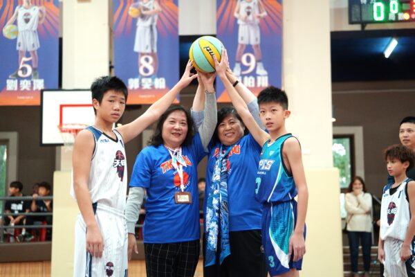 宏正科技董事長夫人董素卿女士與天母國小邱雅莉校長親臨開幕式為球員們開球。