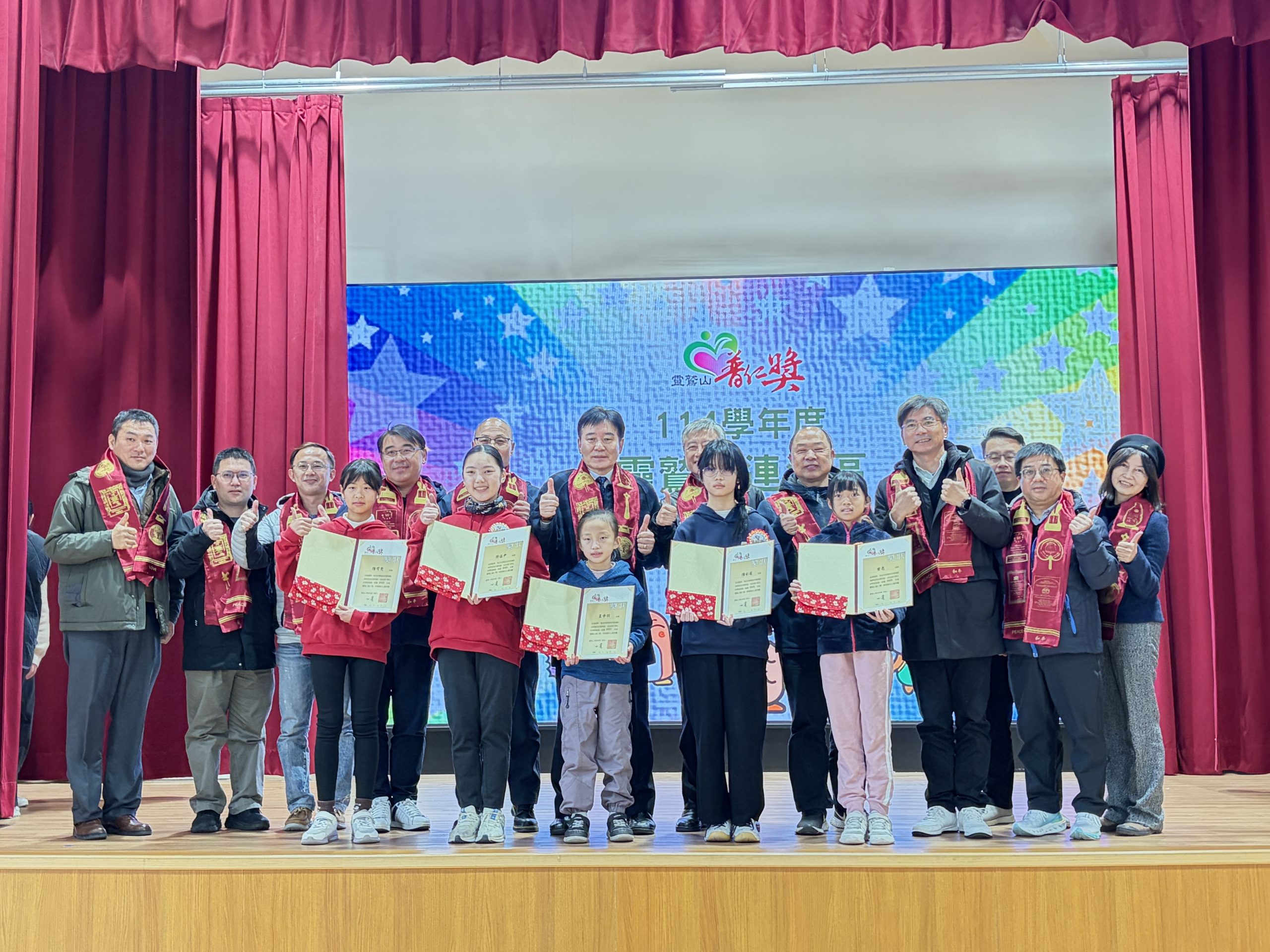 圖6國小合影 - 報新聞 Mega News %E5%9C%966%E5%9C%8B%E5%B0%8F%E5%90%88%E5%BD%B1 scaled 1