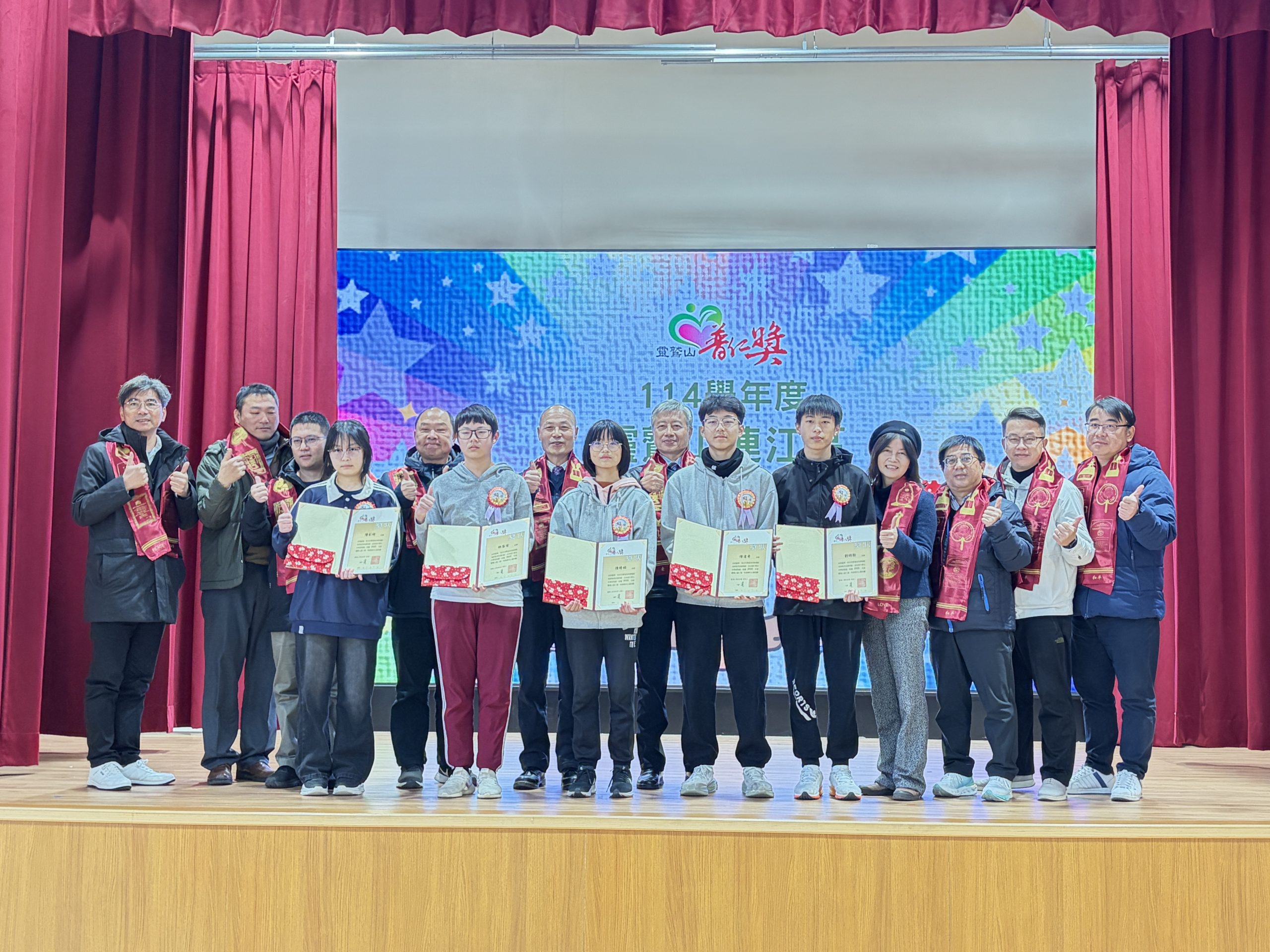 圖7國中組頒獎 - 報新聞 Mega News %E5%9C%967%E5%9C%8B%E4%B8%AD%E7%B5%84%E9%A0%92%E7%8D%8E scaled 1