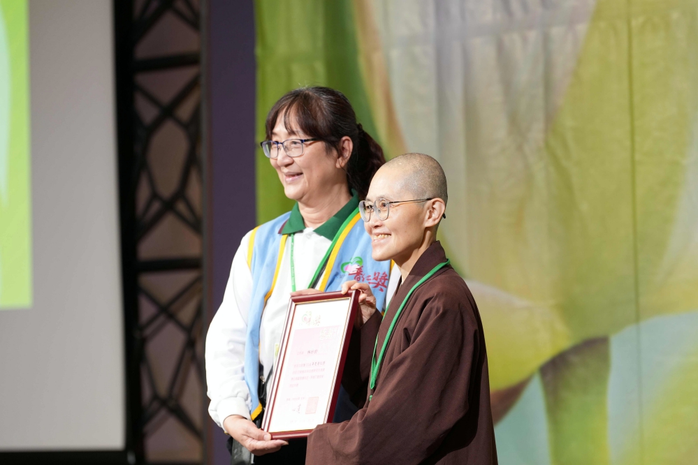 4_0_Fotor - 報新聞 Mega News 4 0 Fotor