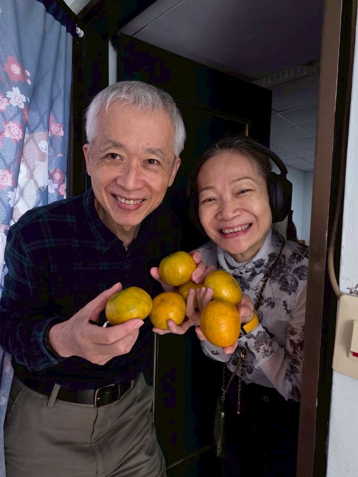 《圖說》榮家長輩收到象徵大吉大利的茂谷柑，臉上露出燦爛的笑容。這份來自總統府的新春祝福，讓住民們深刻感受到被重視的溫暖 。〈八德榮家提供〉