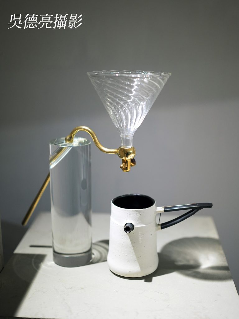 %E5%90%B3%E5%81%89%E4%B8%9E%E7%8E%8B%E6%97%8B %E7%89%A9%E7%9A%84%E8%87%AA%E5%BE%8B%E5%92%96%E5%95%A1%E5%99%A8%E5%89%B5%E4%BD%9C%E5%B1%9500001 768x1024 1