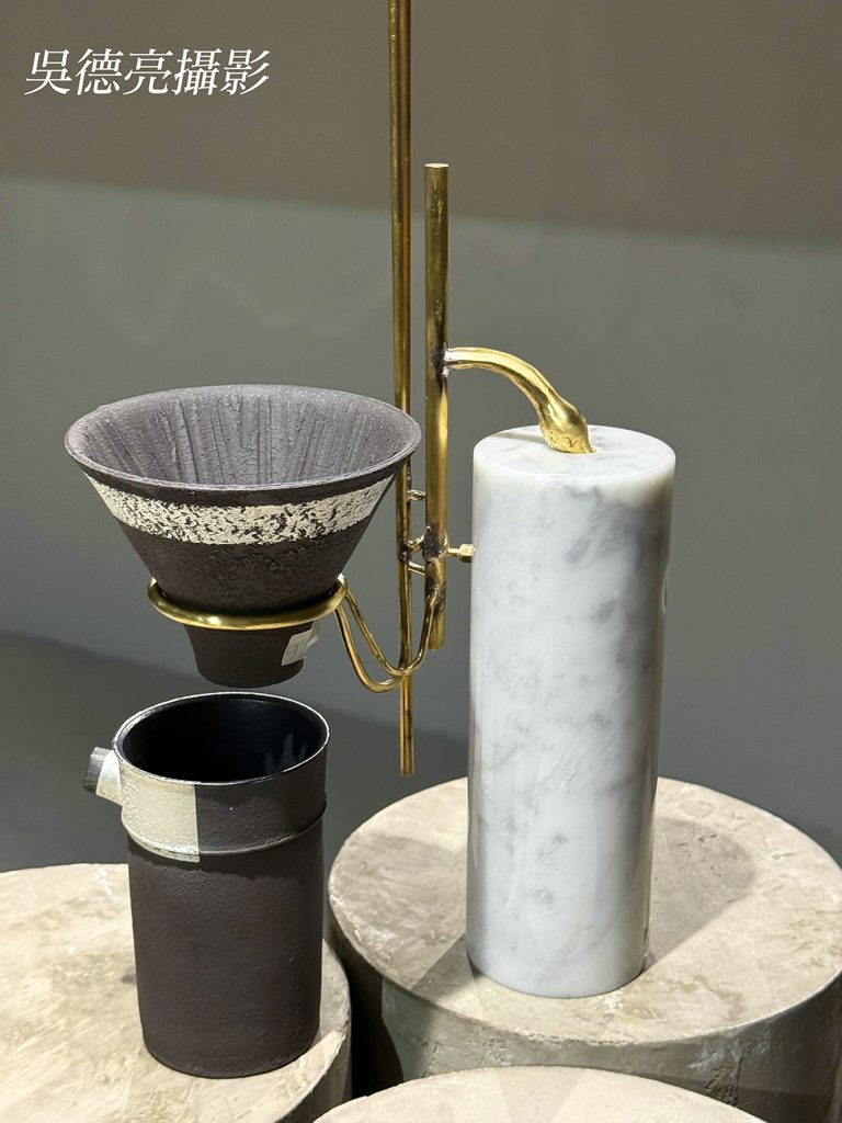 %E5%90%B3%E5%81%89%E4%B8%9E%E7%8E%8B%E6%97%8B %E7%89%A9%E7%9A%84%E8%87%AA%E5%BE%8B%E5%92%96%E5%95%A1%E5%99%A8%E5%89%B5%E4%BD%9C%E5%B1%9500008 768x1024 1