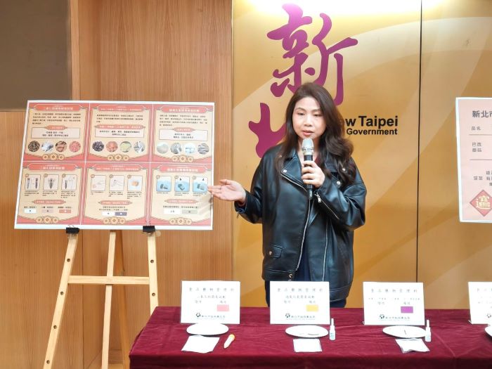 《圖說》食品藥物管理科長楊舒秦說明簡易試劑使用方法。〈記者葉柏成攝〉