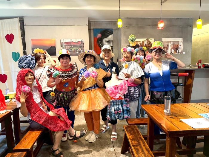 《圖說》社區營造讓居民有更多機會共同參與社區大小事，汐止夢想社區街坊鄰居一同將廢棄物轉化為創意素材，製作成地方活動的特色服裝。〈文化局提供〉