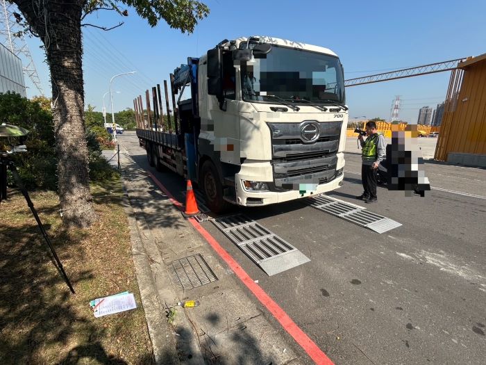 《圖說》中和警今天在環河西路3段與永和路口執行取締大型車輛交通違規勤務。〈中和分局提供〉