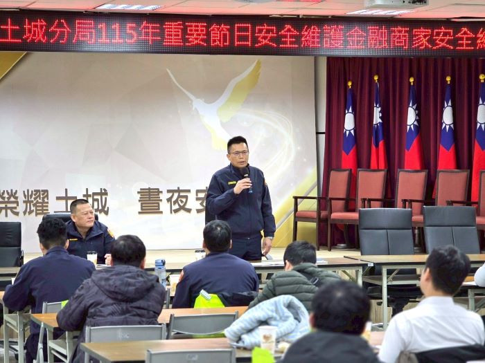 《圖說》分局長陳建龍鼓勵更多銀行行員成為「防詐尖兵」，共同築起反詐防線。〈土城分局提供〉