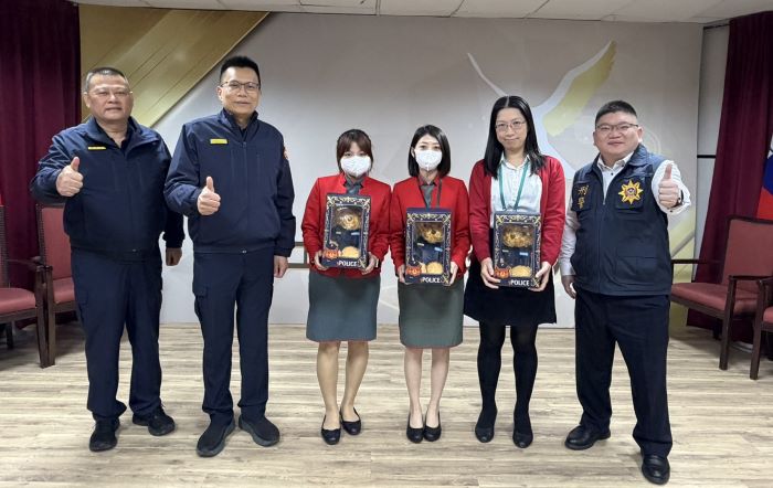《圖說》分局長陳建龍〈左二〉頒「土城警察熊」肯定在金融機構第一線識破詐騙、守護民眾財產的辛勞。〈土城分局提供〉