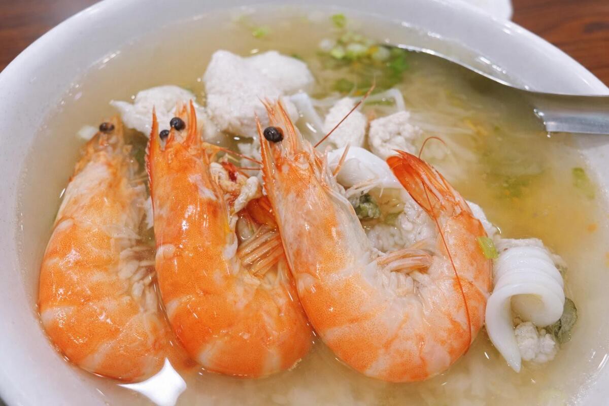 高雄鼓山海鮮粥:三十年如一日 用一碗熱粥陪城市長大 8 95f40859 a059 4527 88fa dd6b09cb7dbb 176828952825430481206578614