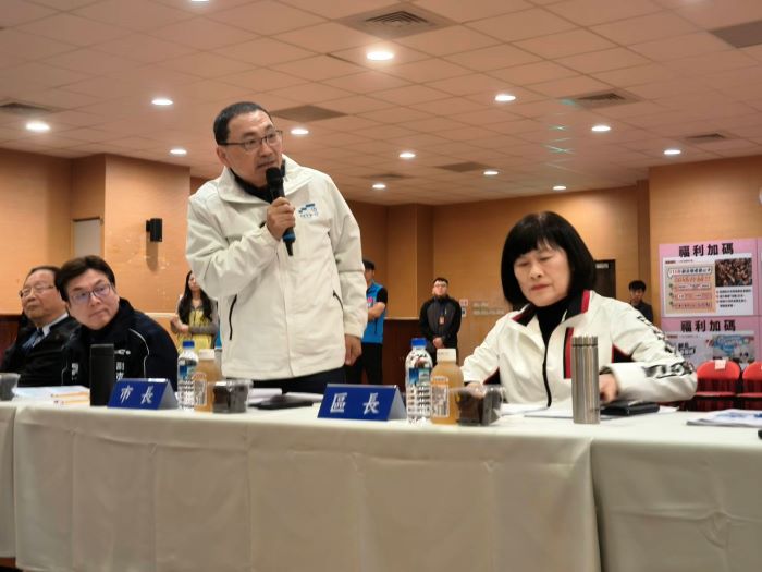 《圖說》侯友宜市長與關心永和區政的貴賓們致意，右為永和區長周慶珍。〈民政局提供〉