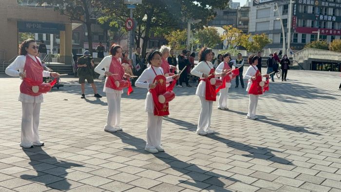 《圖說》嵐翠里社區發展發展協會表演鳳陽花鼓歡迎善通寺市訪問團。〈板橋公所提供〉