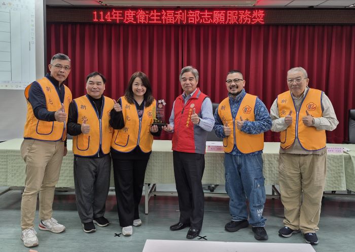 《圖說》新店北區榮欣志工隊隊長卓旻瑤（左三）將輔導會績優志工隊榮譽獎牌贈予新北市榮服處，由林振生處長（右三）代表受贈並合影。〈新北榮服處提供〉