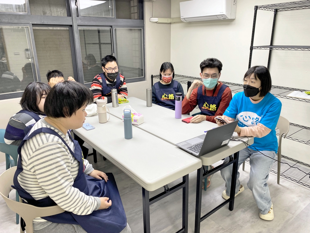 %E5%B0%8F%E4%BD%9C%E6%89%80%E6%9C%8D%E5%8B%99%E5%B0%8D%E8%B1%A1%E5%9C%A8%E8%BC%95%E9%AC%86%E6%84%89%E5%BF%AB%E7%9A%84%E5%94%B1%E6%AD%8C%E6%B4%BB%E5%8B%95%E4%B8%AD%E4%BA%92%E5%8B%95%E4%BA%A4%E6%B5%81%E4%B8%A6%E5%A2%9E%E9%80%B2%E8%87%AA%E4%BF%A1%E8%88%87%E7%A4%BE%E4%BA%A4%E8%83%BD%E5%8A%9B%E5%9C%96 %E5%BF%83%E8%B7%AF%E5%9F%BA%E9%87%91%E6%9C%83 Fotor