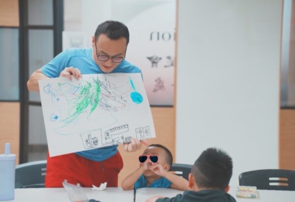 台灣世界展望會舉辦「親子 STEAM 科學一起玩」親子共學活動，父子三人透過動手實作一同。圖/台灣世界展望提供