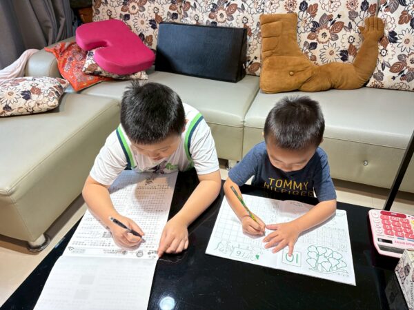 父親獨自撐起家庭生計，返家後仍耐心陪伴孩子完成課業，用心參與孩子成長的每個階段。圖/世界展望會