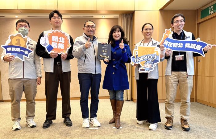 《圖說》榮獲經濟部112-113年度商品標示業務考核評定為「特優」，今日由經發局長盛筱蓉(右3)代表於市政會議獻獎，將此份榮耀獻給市府團隊與全體市民。〈經發局提供〉