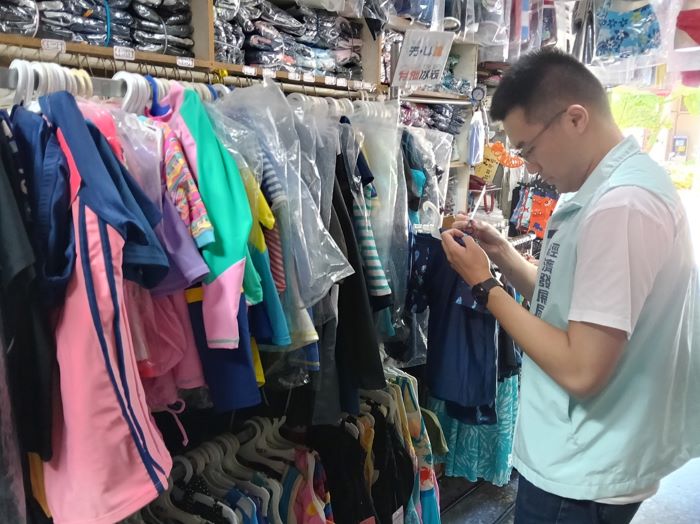 《圖說》經發局針對轄內商家進行商品標示抽查。〈經發局提供〉