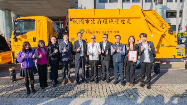 桃園首例民間捐贈垃圾車 張善政:公私協力優化市容環境 13 f 29275773 1