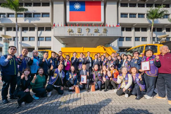 桃園首例民間捐贈垃圾車 張善政:公私協力優化市容環境 14 f 29275772 1 1